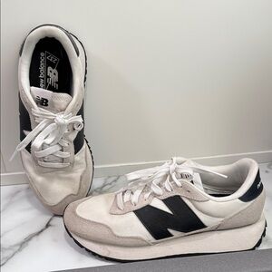 New Balance Women’s 237 Retro Sneaker in Cream and Black size 8.5